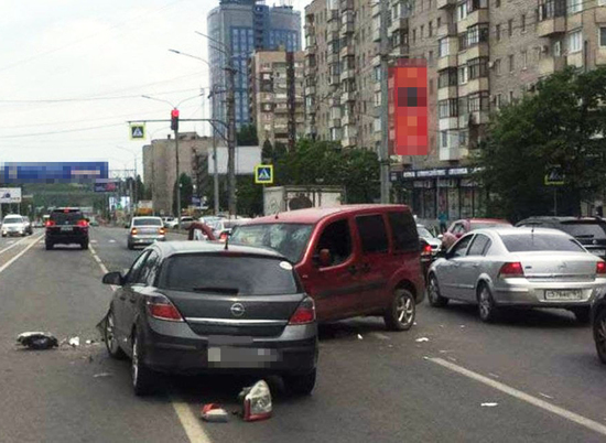 Три человека пострадали в двойном ДТП в центре Волгограда